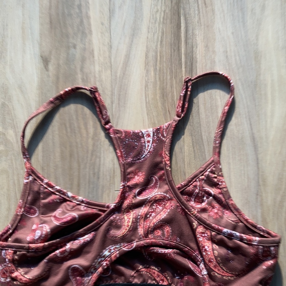 3/$15 SO top sporty scoop neck paisley print top shelf bra & cut out boho casual - Picture 8 of 14